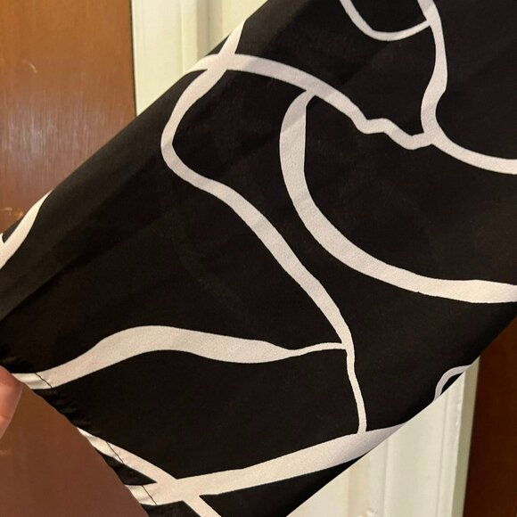 Size 4XL - Emery Rose - Black and White Pullover Blouse - Picture 3 of 6